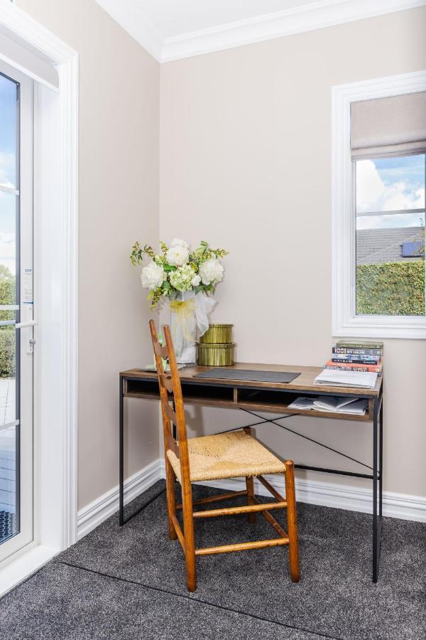 Sweet Magnolia 1 Or 2 Bedroom Suite St Kilda Cambridge With Complimentary Continental Breakfast Kültér fotó